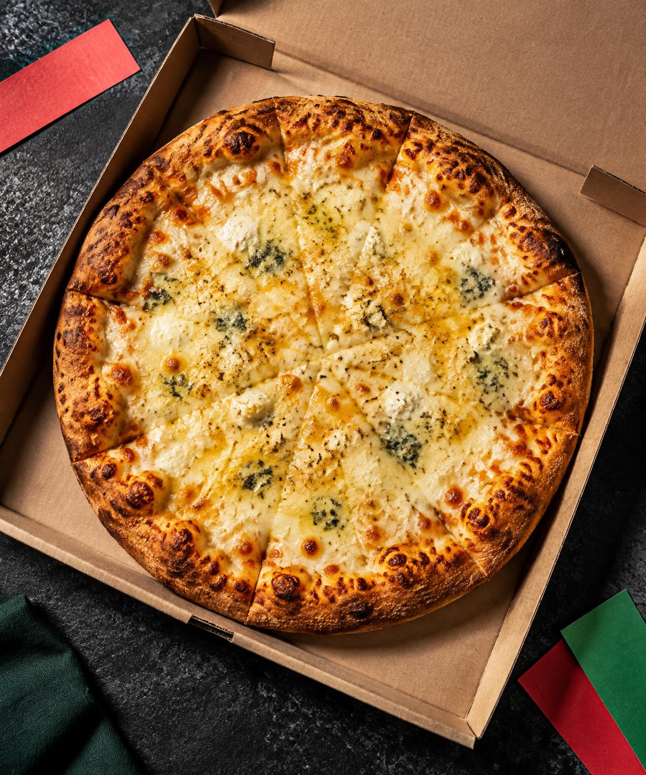 Imagem temporária de pizza de cinco queijos numa caixa aberta